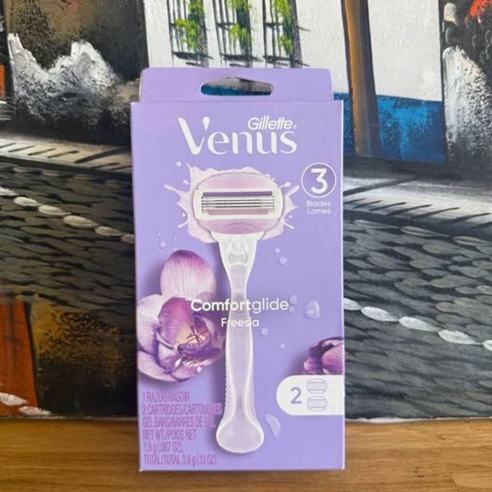 NEW Venus Comfortglide Freesia Razor + 2 Cartridges